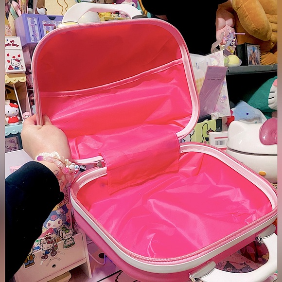 Hello Kitty carryon suitcase - Picture 3 of 3